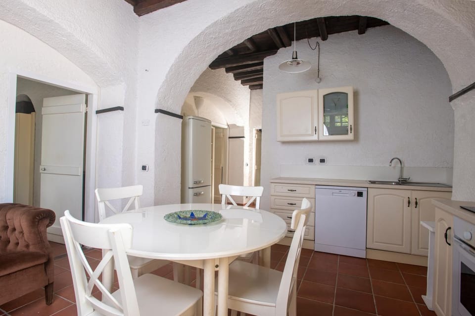 Kitchen or kitchenette, Seating area, Dining area