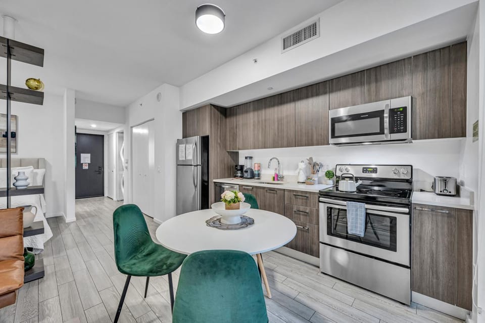 Kitchen or kitchenette, Dining area, dishwasher, oven, toaster