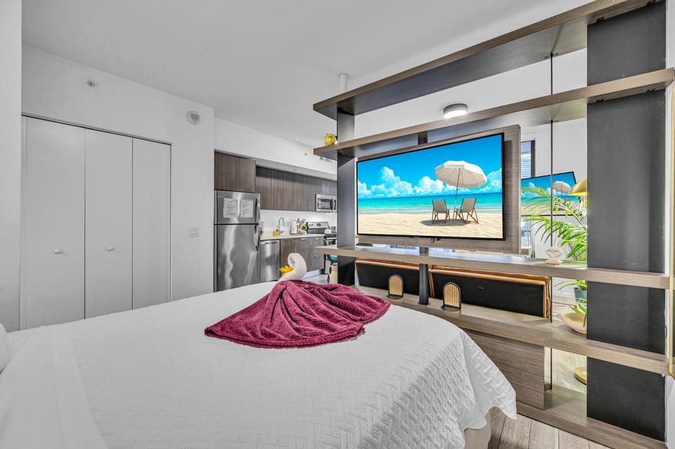 Bed, TV and multimedia, Evening entertainment, Bedroom