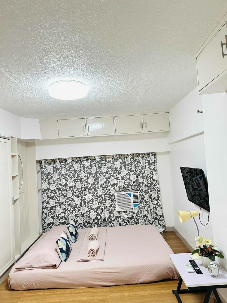 Bed, TV and multimedia, Bedroom