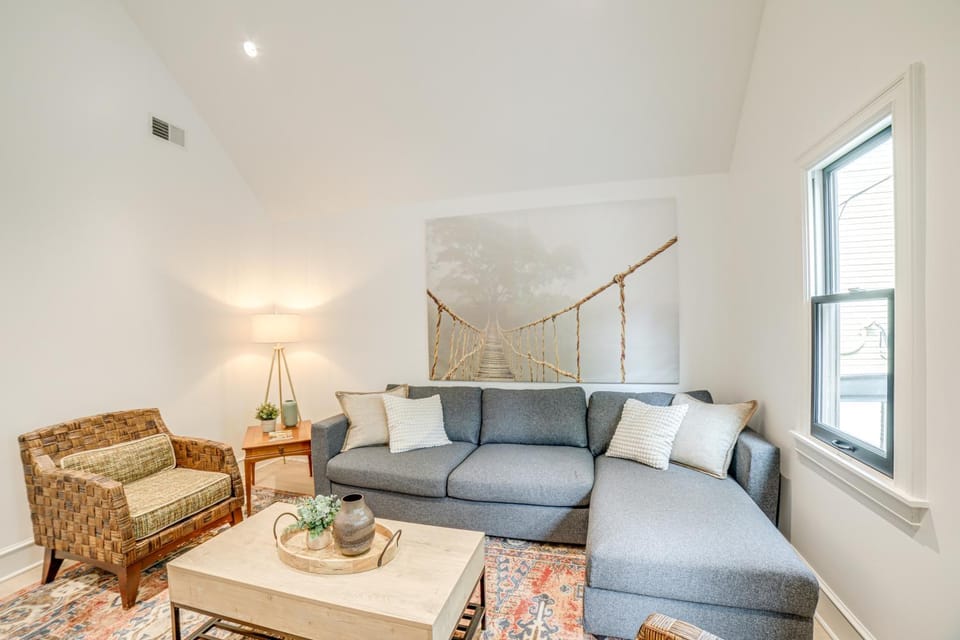 1 Mi to Dtwn Grand Rapids: Chic Condo w/ Balcony! House in Grand Rapids