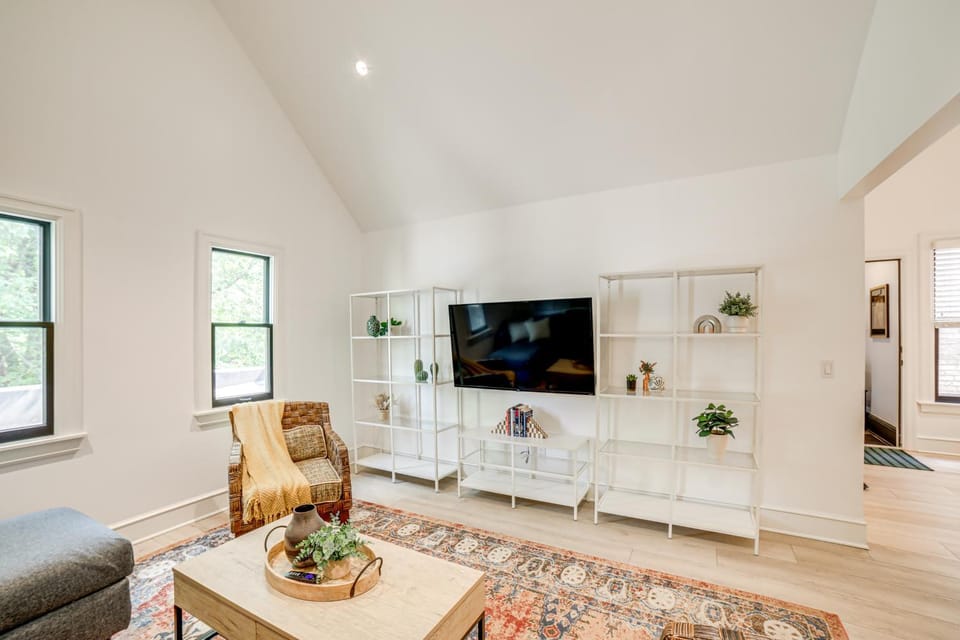 1 Mi to Dtwn Grand Rapids: Chic Condo w/ Balcony! House in Grand Rapids