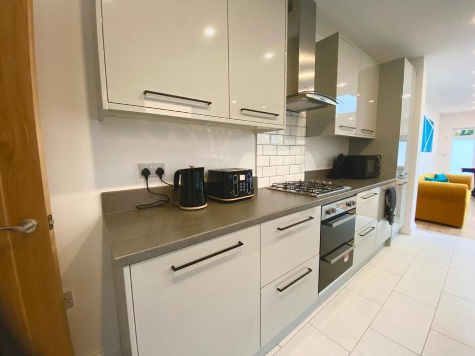 Kitchen or kitchenette, microwave, oven, toaster