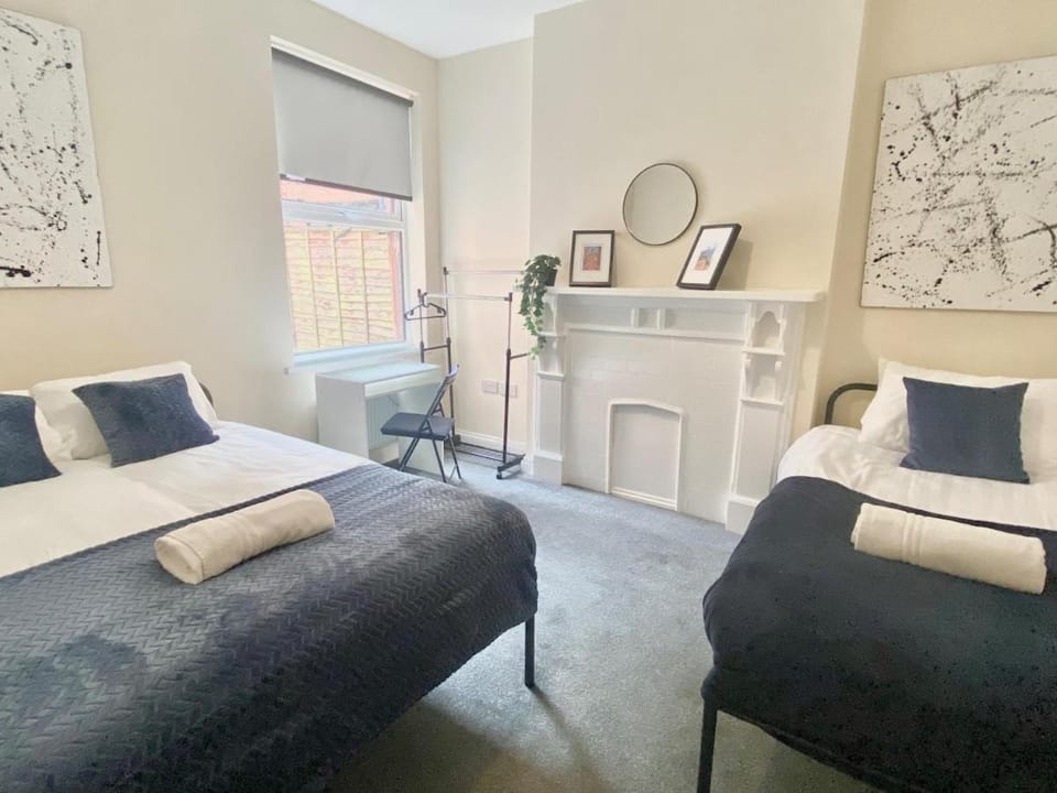 Bed, Seating area, Bedroom