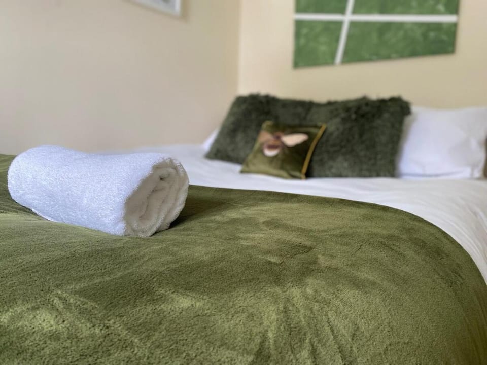 Bed, Bedroom, towels