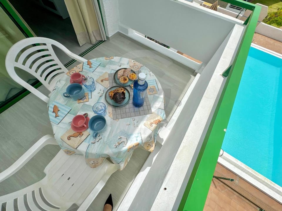 Dining area, Pool view