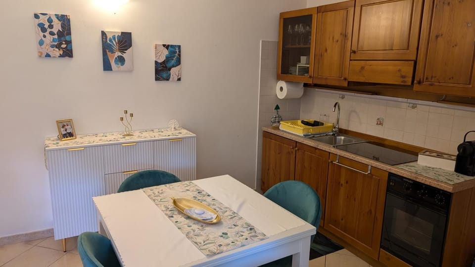 Coffee/tea facilities, Kitchen or kitchenette, Dining area, stove
