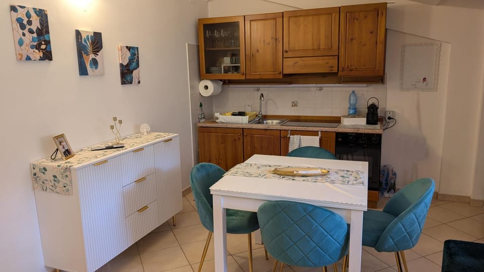 Kitchen or kitchenette, Dining area, stove