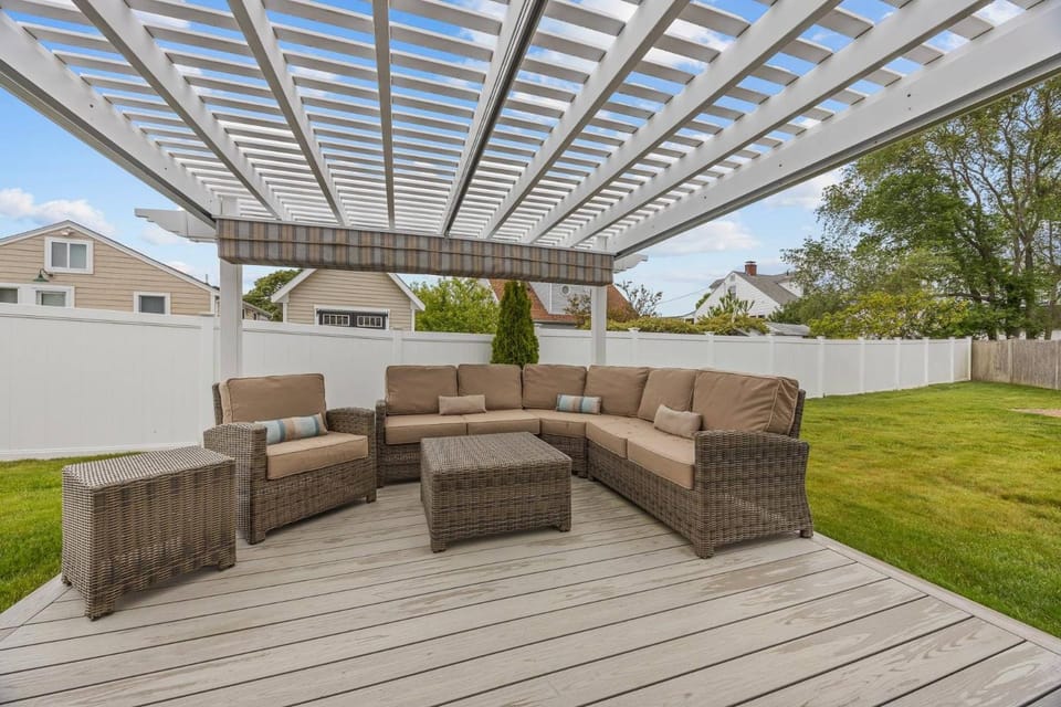 Point of Happiness - Bourne House in Buzzards Bay