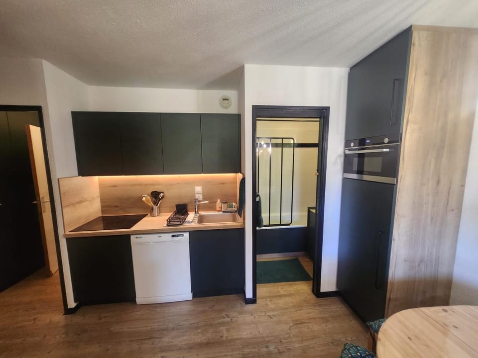 Kitchen or kitchenette, stove