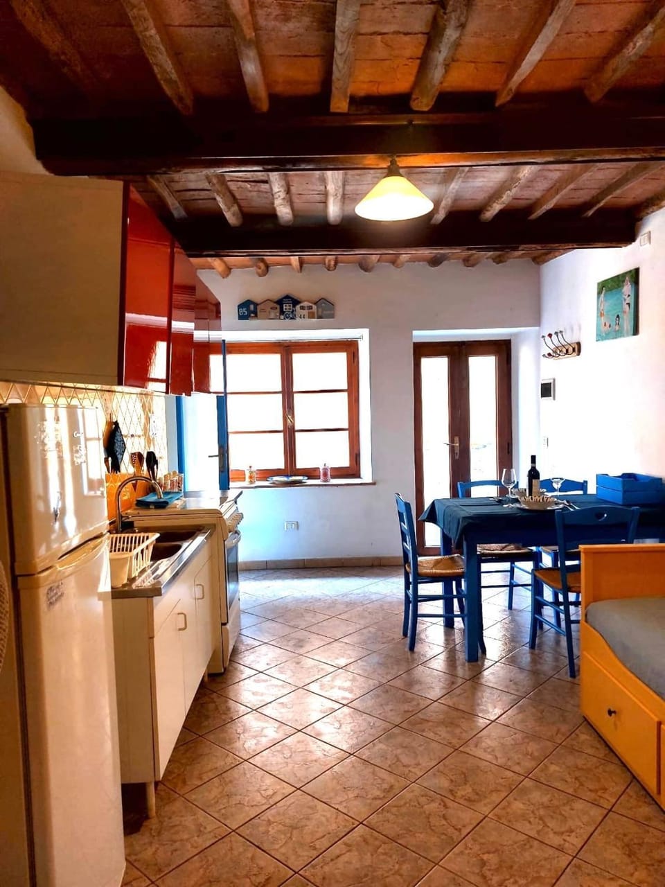 Kitchen or kitchenette, Living room, Seating area, Dining area