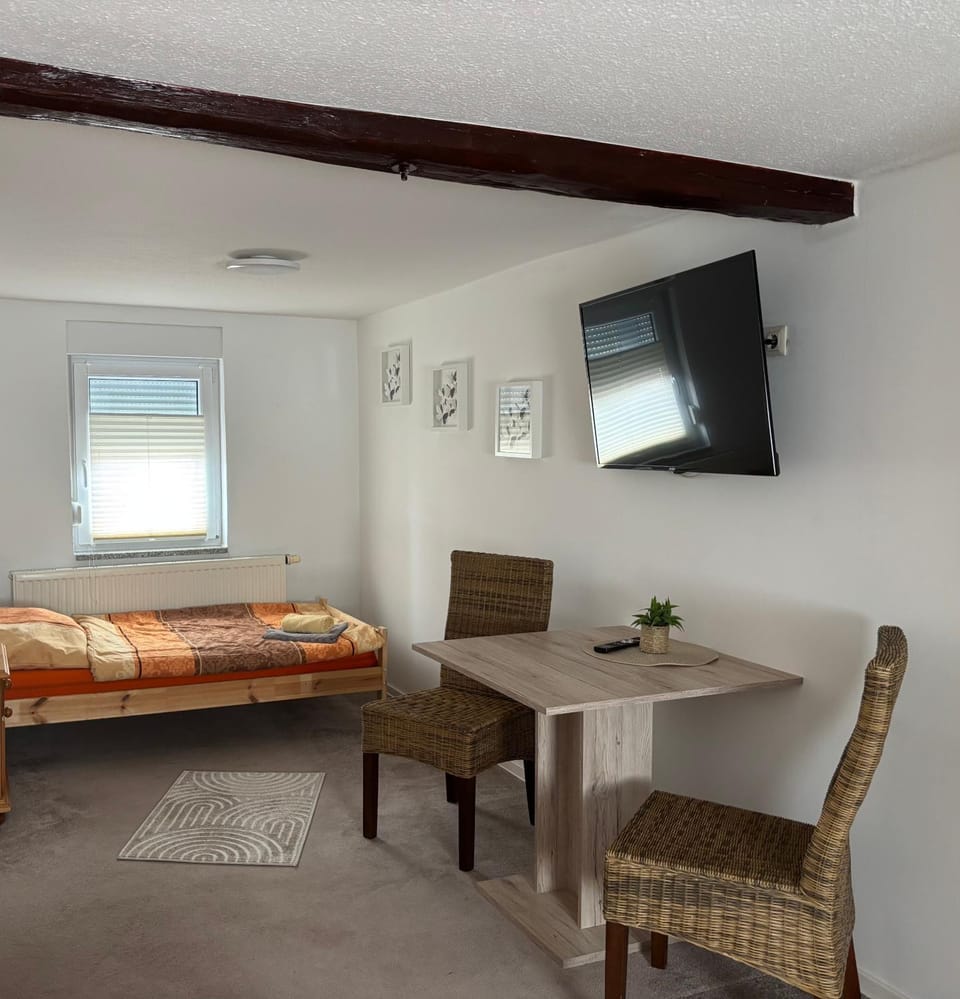 Bed, TV and multimedia, Photo of the whole room, Seating area, Bedroom