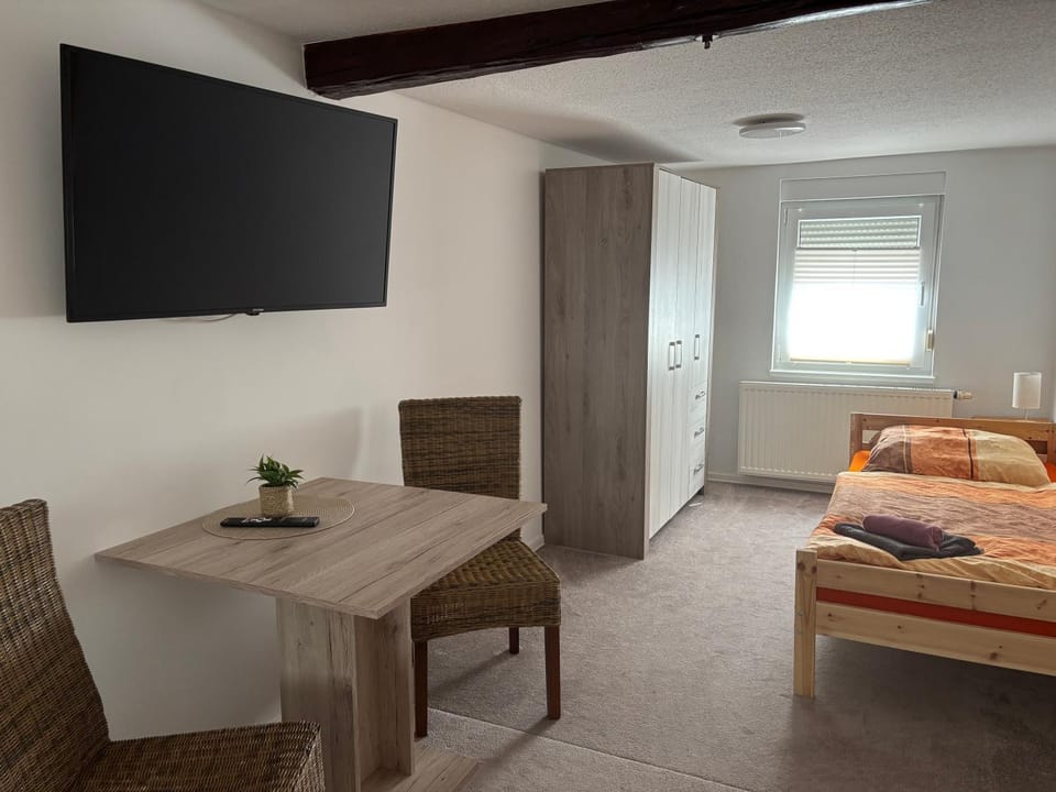 Bed, TV and multimedia, Photo of the whole room, Bedroom