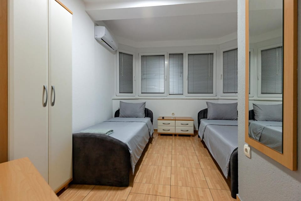 Photo of the whole room, Bedroom, air conditioner