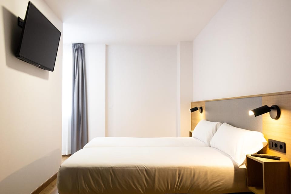 Bed, TV and multimedia, Photo of the whole room, Bedroom