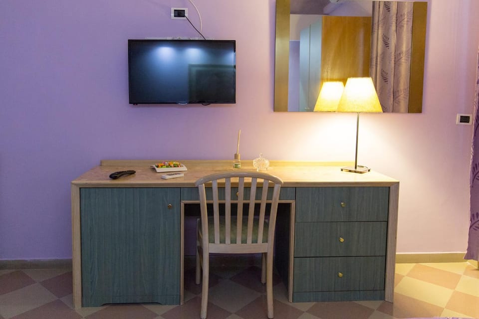 Photo of the whole room, Decorative detail