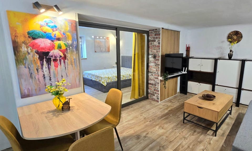 Communal lounge/ TV room, Bed, TV and multimedia, Living room, Photo of the whole room, Evening entertainment, Bedroom