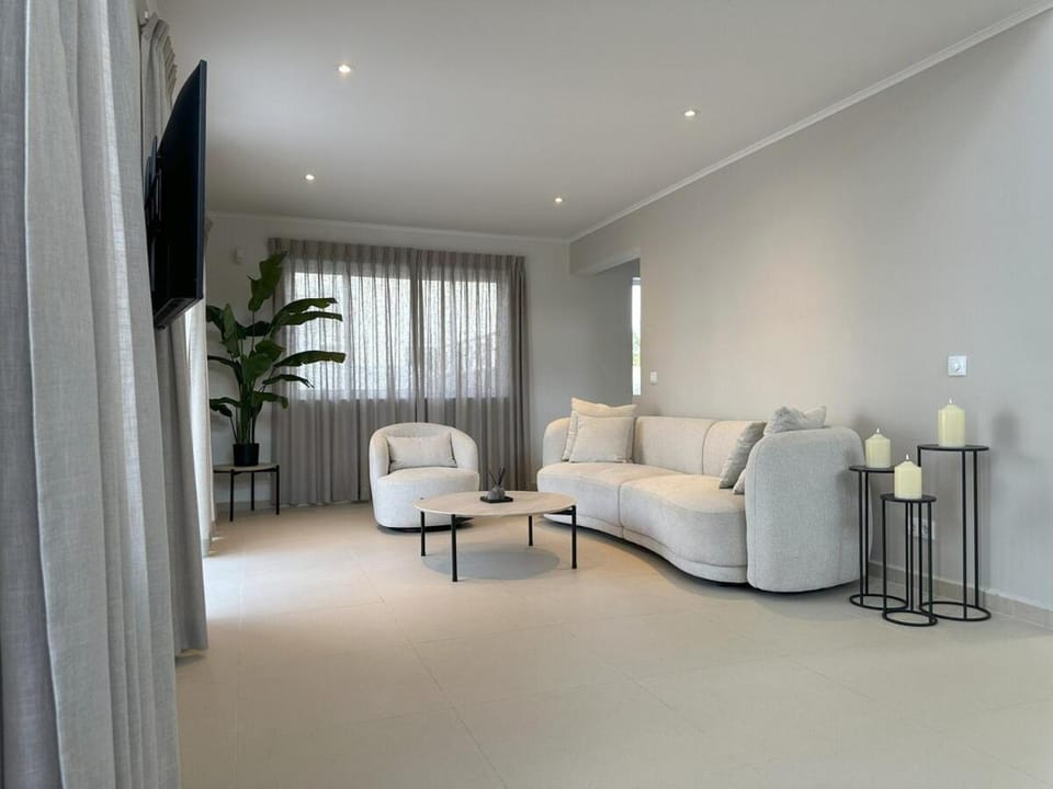 TV and multimedia, Living room, Decorative detail, Seating area