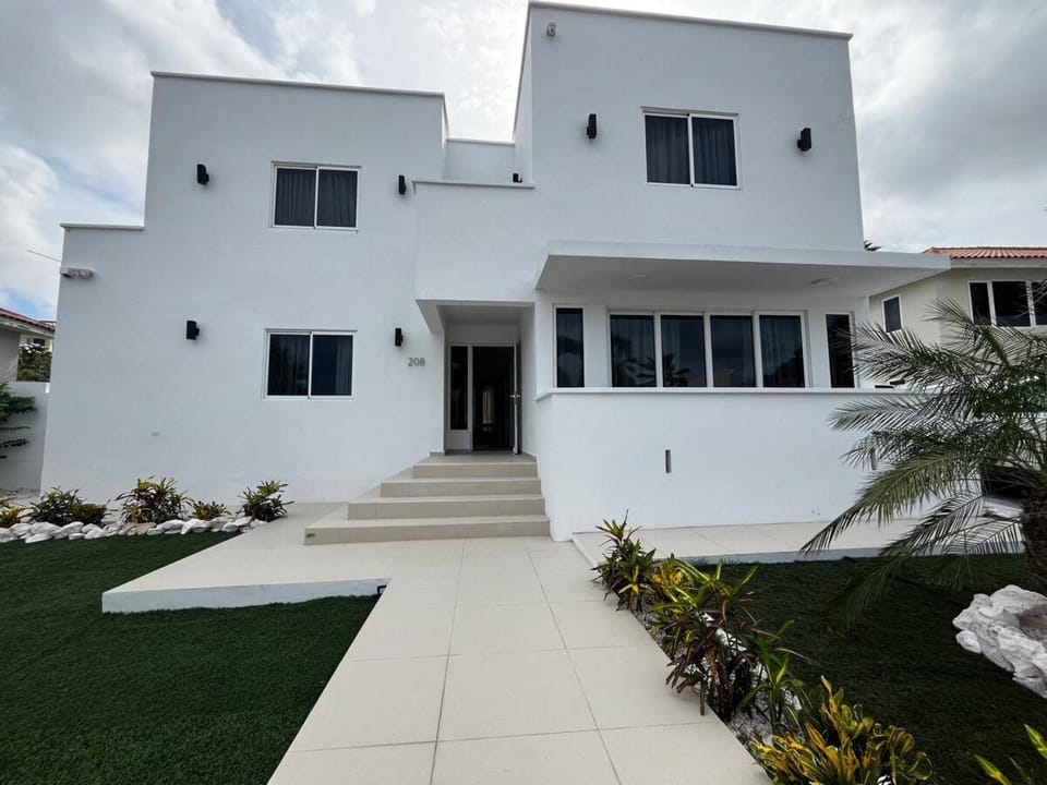 Property building, Facade/entrance, Day, Natural landscape, Garden, Garden view