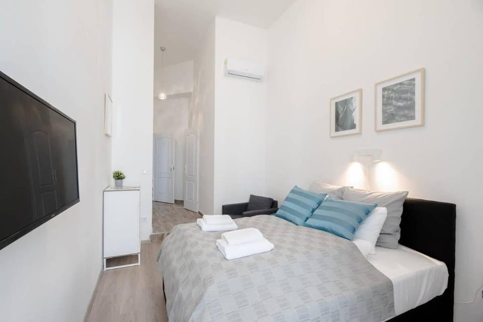 Modern studio with AirCon and balcony in the center Apartment in Budapest