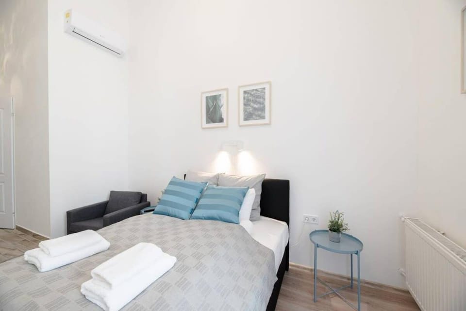 Modern studio with AirCon and balcony in the center Apartment in Budapest
