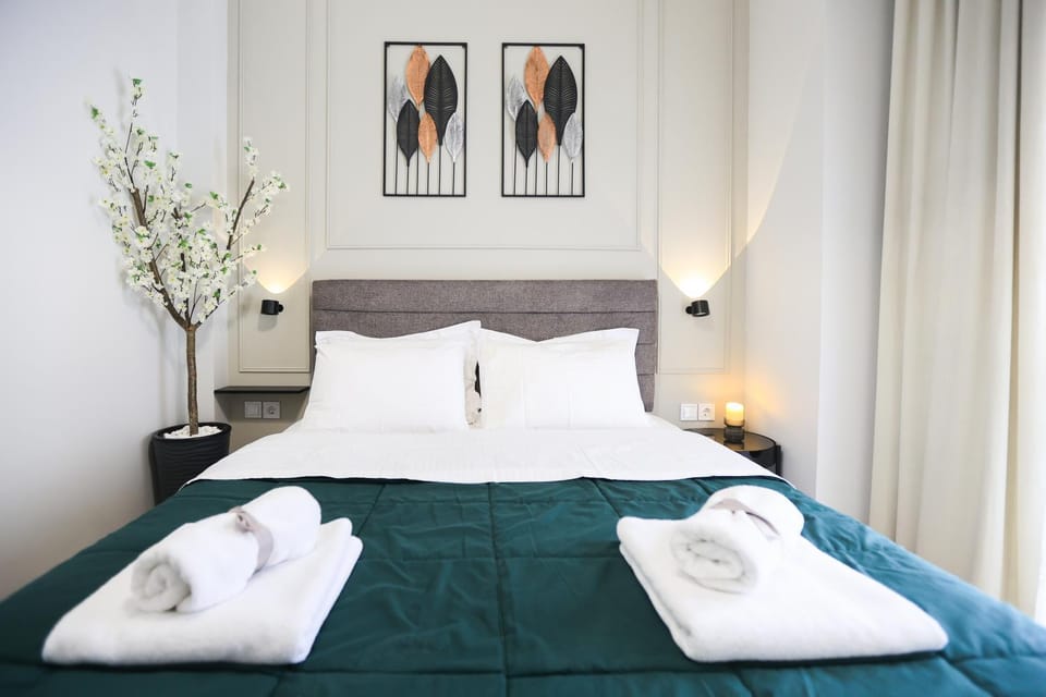 Bed, Photo of the whole room, Bedroom, towels