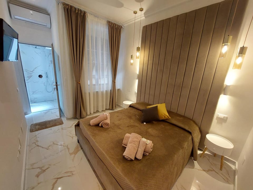 Shower, Toilet, Bed, Bathroom, Photo of the whole room, Bedroom, towels