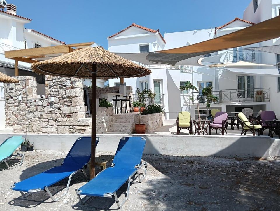 Property building, Lounge or bar, sunbed