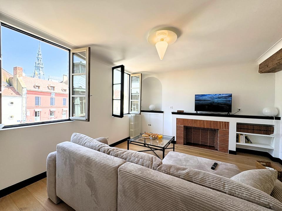 TV and multimedia, Living room, City view, Landmark view