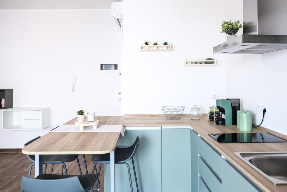 Coffee/tea facilities, Kitchen or kitchenette, Dining area, stove