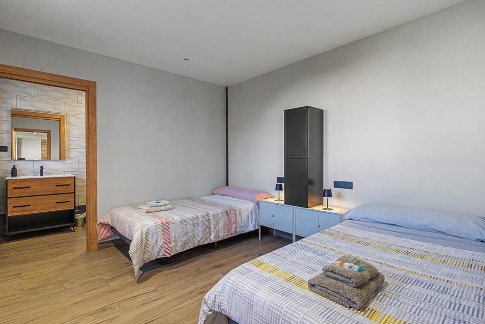 Bed, Photo of the whole room, Bedroom, locker, towels