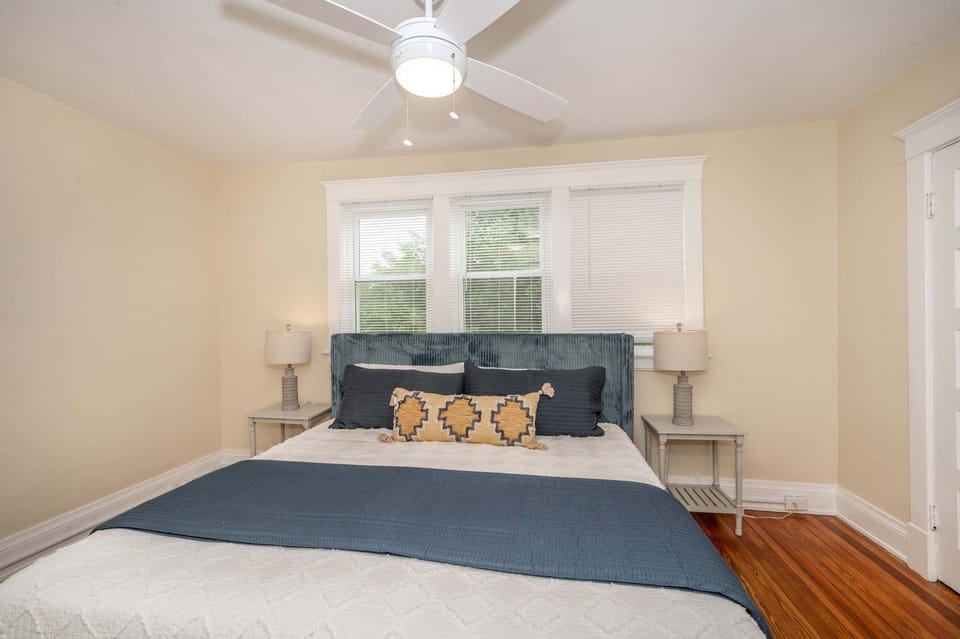 Walk to Mariemont, Historic 3BR Cottage, Sleeps 6 House in Mariemont