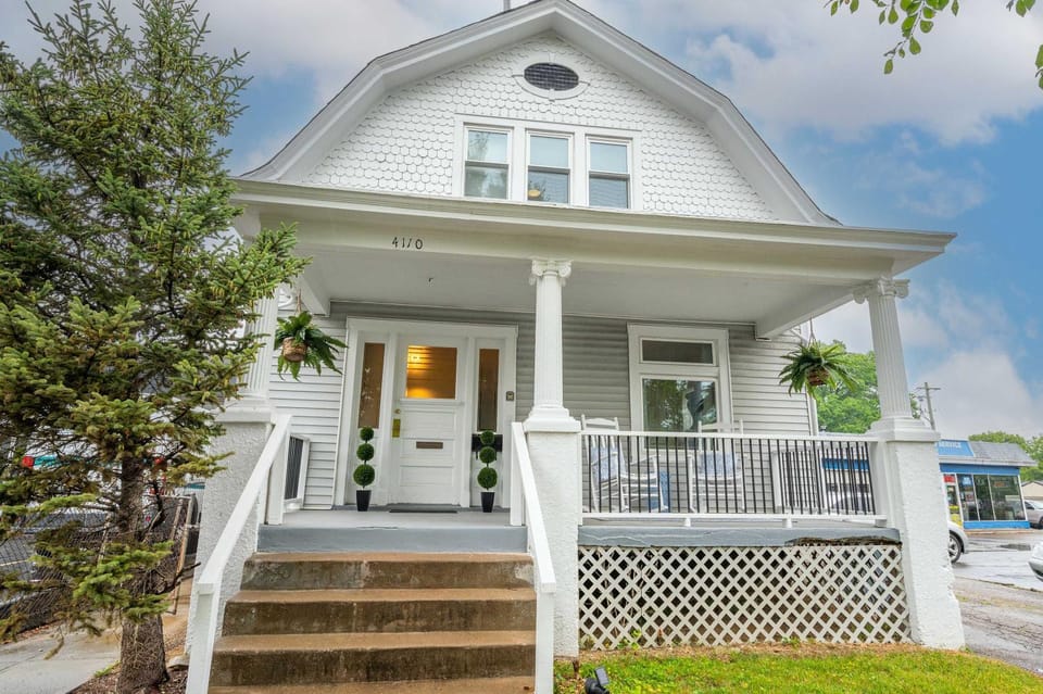 Walk to Mariemont, Historic 3BR Cottage, Sleeps 6 House in Mariemont