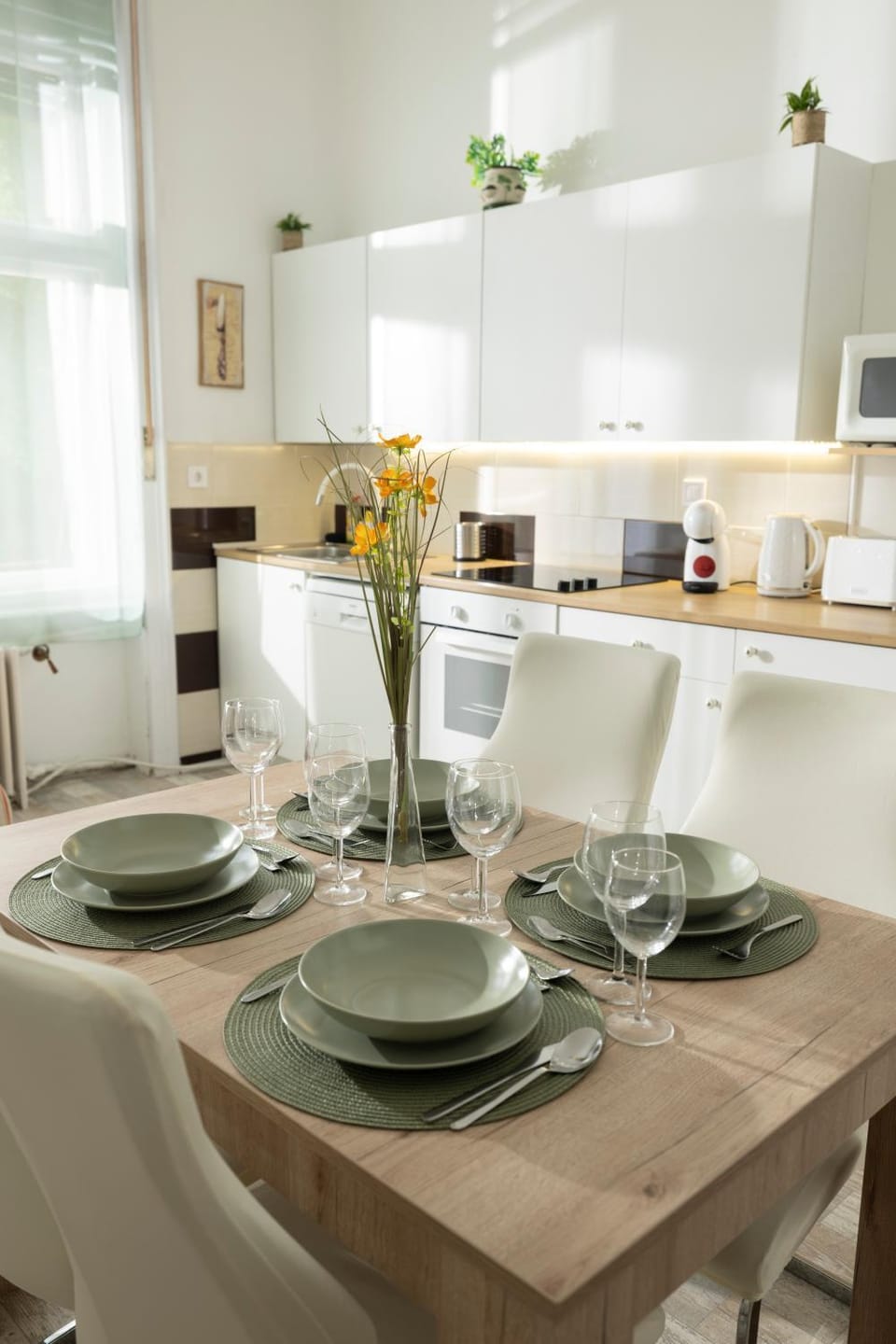 Kitchen or kitchenette, Dining area