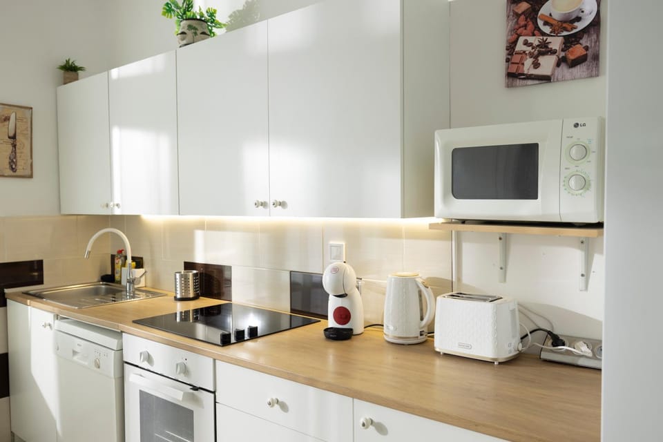Coffee/tea facilities, Kitchen or kitchenette, dishwasher, microwave, oven, toaster