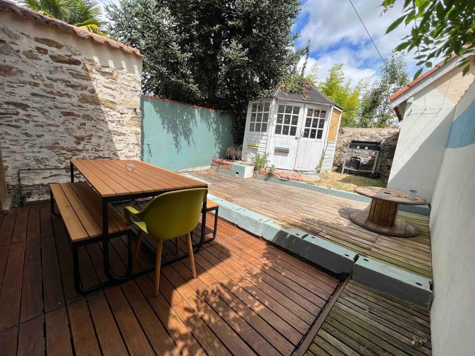 Patio, Day, Dining area