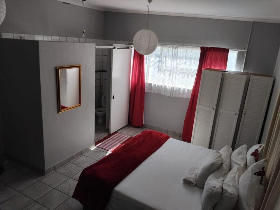 Shower, Toilet, TV and multimedia, Guests, Breakfast, Alcoholic drinks, Family, heating, internet, locker, microwave, minibar, room service, toaster, towels, VIP, laundry, dryer, kitchen