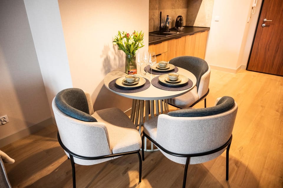 Kitchen or kitchenette, Living room, Seating area, Dining area