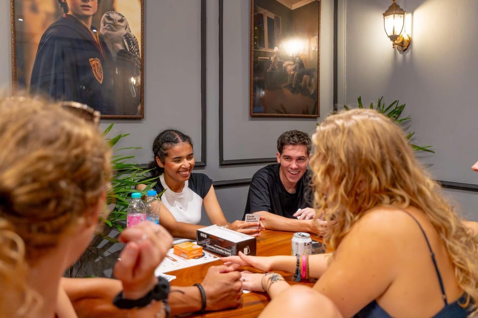 Restaurant/places to eat, group of guests