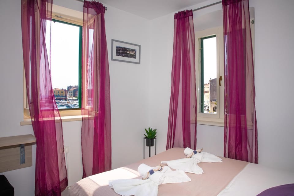 Bed, Photo of the whole room, Bedroom, towels, air conditioner