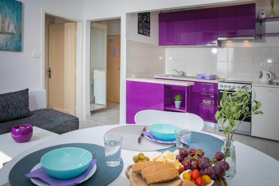 Kitchen or kitchenette, Living room, Food and drinks, Seating area, Dining area, pet friendly, stove