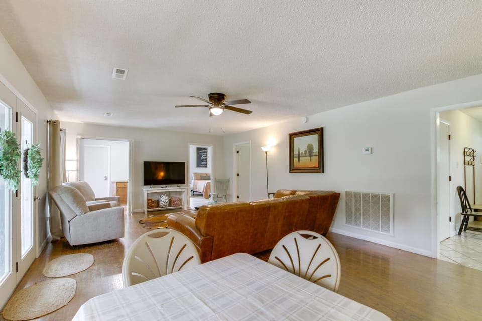 7 Mi to Tennessee River: Home w/ Patio in Florence House in Florence