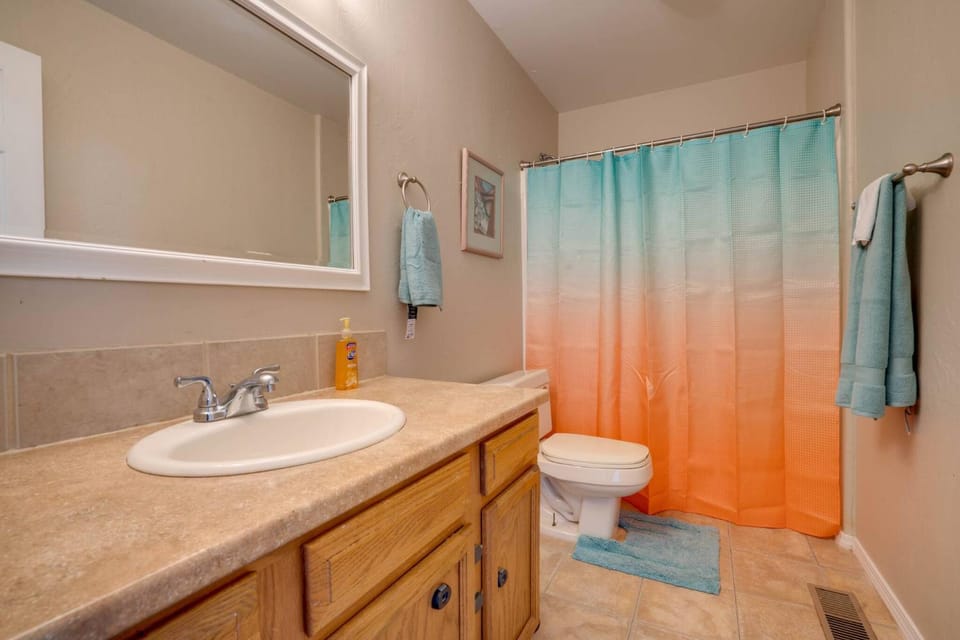 Shower, Toilet, Bathroom, Bath, towels
