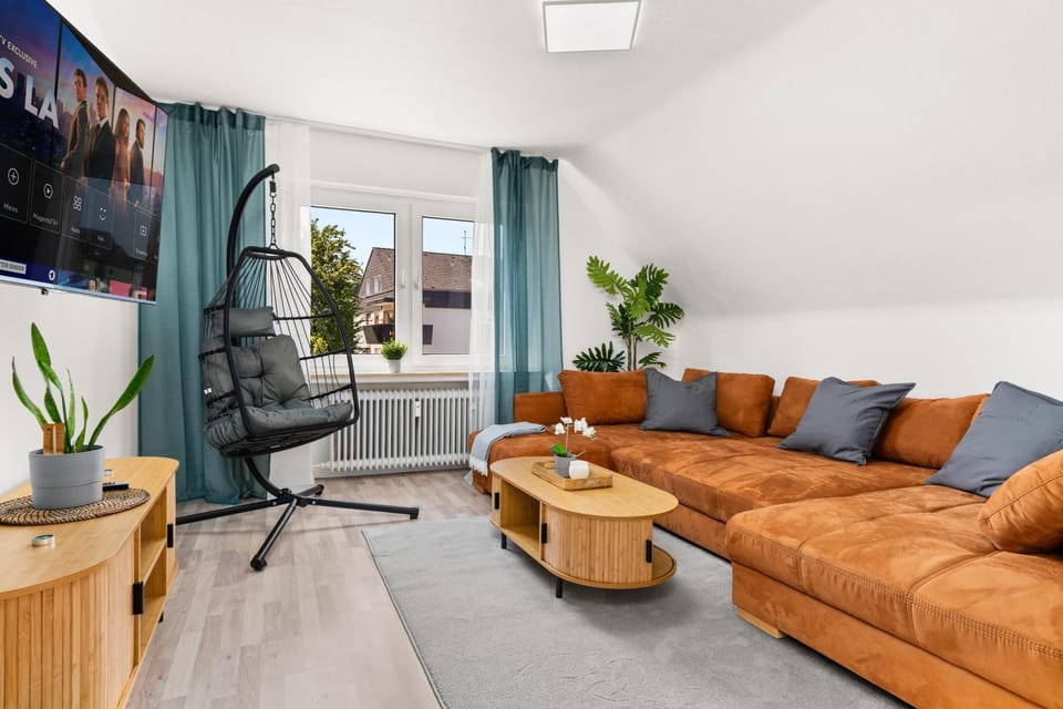 TV and multimedia, Living room, Seating area, Evening entertainment
