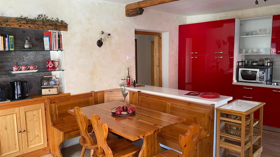 Kitchen or kitchenette, Dining area