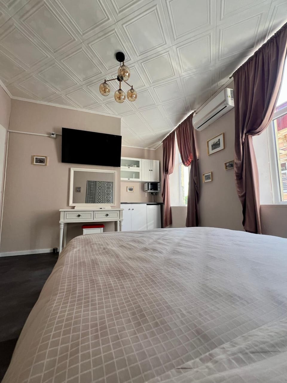 Bed, TV and multimedia, Photo of the whole room, Bedroom