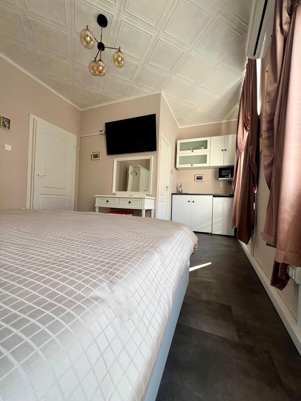 Bed, TV and multimedia, Bedroom