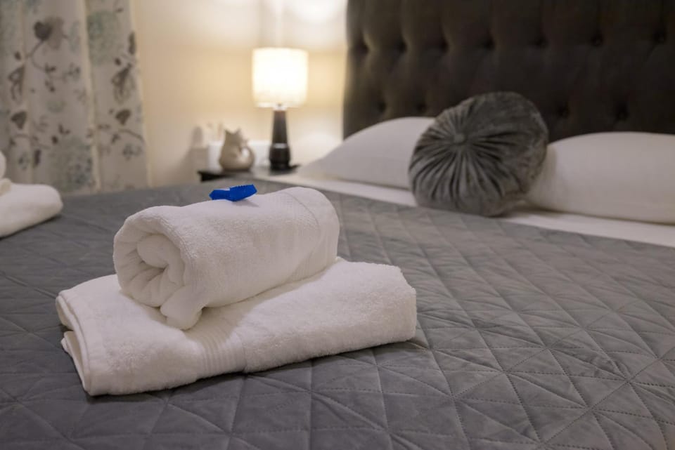 Bed, Bedroom, towels
