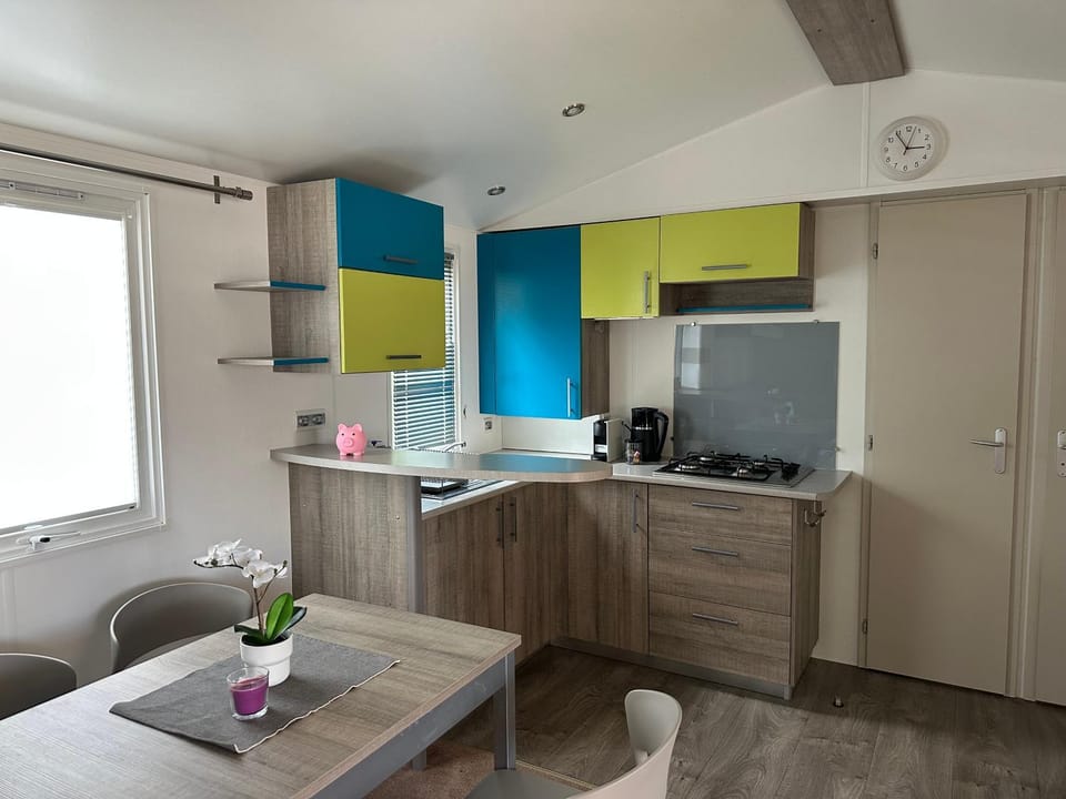 Kitchen or kitchenette, Dining area, oven, stove