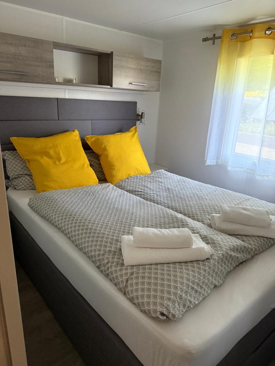 Bed, Photo of the whole room, Bedroom, towels